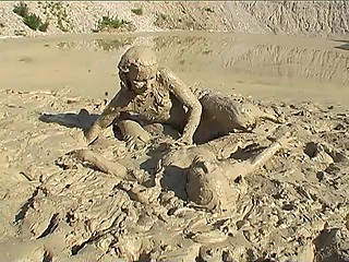 2 Girls muddy fighting